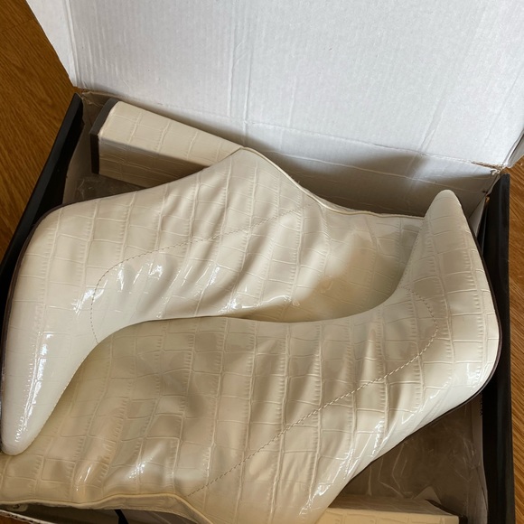 White boots - Picture 7 of 8